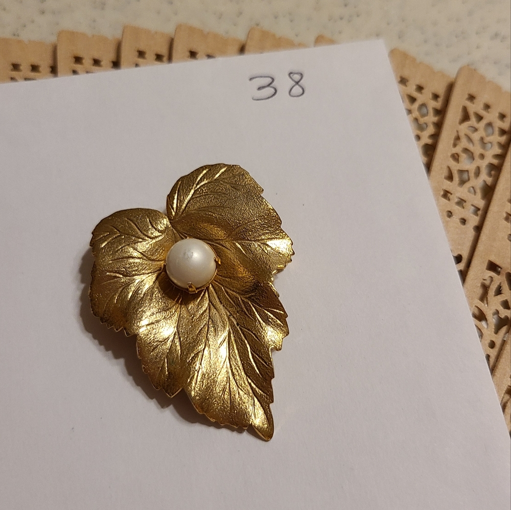 Classic Brooch Pin - Picture 11 of 13